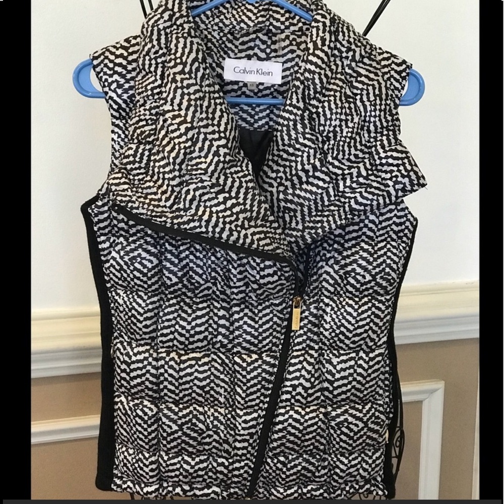 CALVIN KLEIN SLEEVELESS PUFFER VEST - Picture 3 of 13